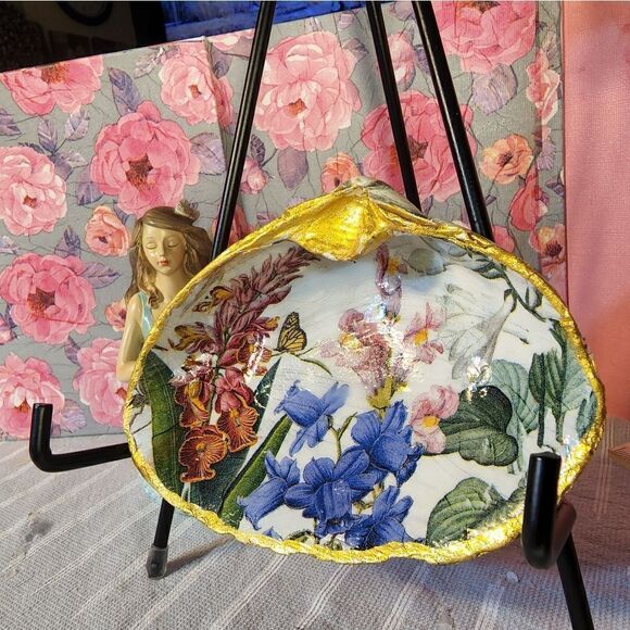 DECOUPAGE CLAM SHELL DECOUPAGE FLOWERS 💐 ON A CLAM SHELL TRINKET DISH - Picture 3 of 10